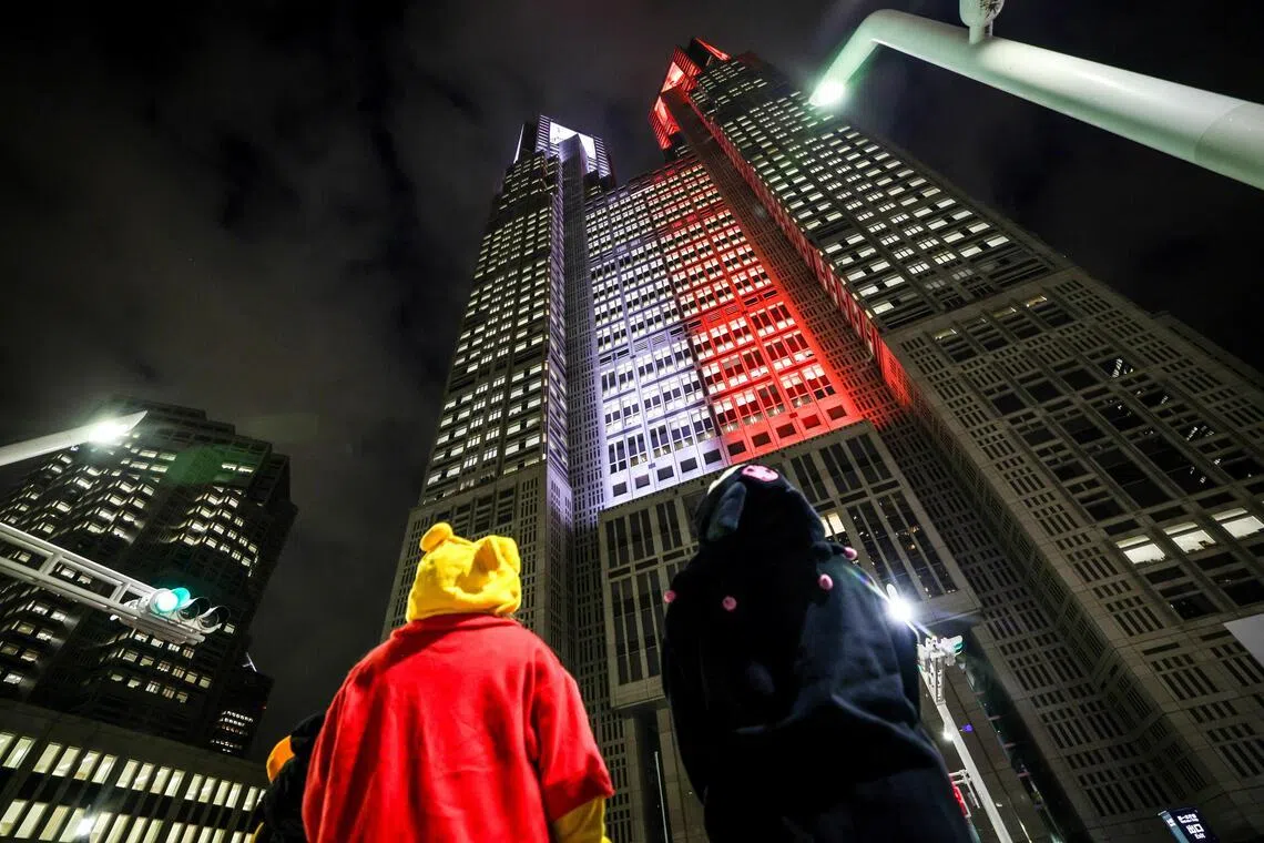 为欢迎我国总理黄循财对日本展开正式访问，东京都政府大楼（也称东京都厅舍）外墙于3月17日晚间，亮起红白灯光，呈现新加坡国旗配色。（叶振忠摄）