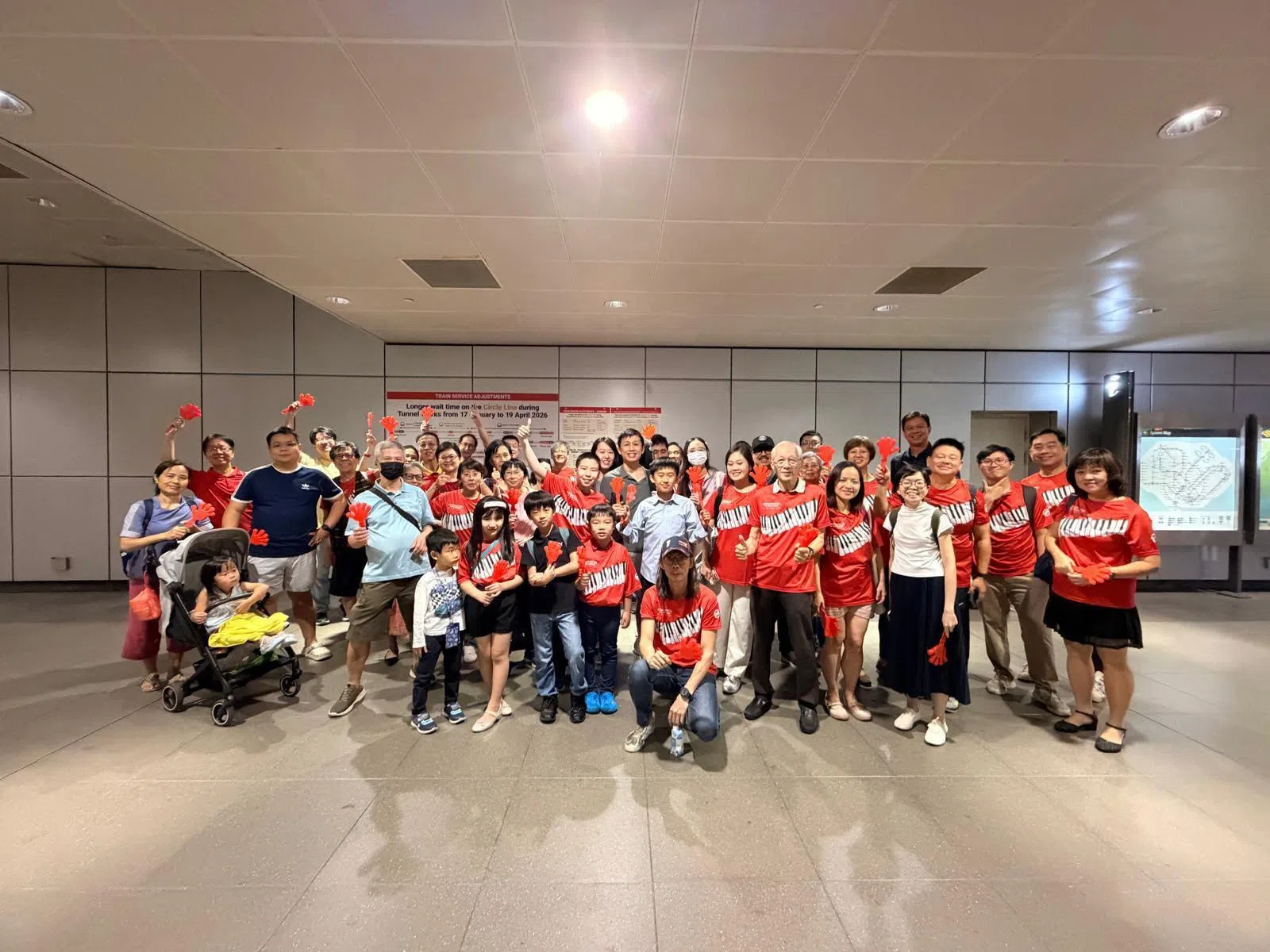 今年3月，苏耀强和陈家乐与SMRT合作，与约50人联手挑战24小时钢琴马拉松活动，刷新新加坡“最长钢琴弹奏马拉松”纪录。（受访者提供）