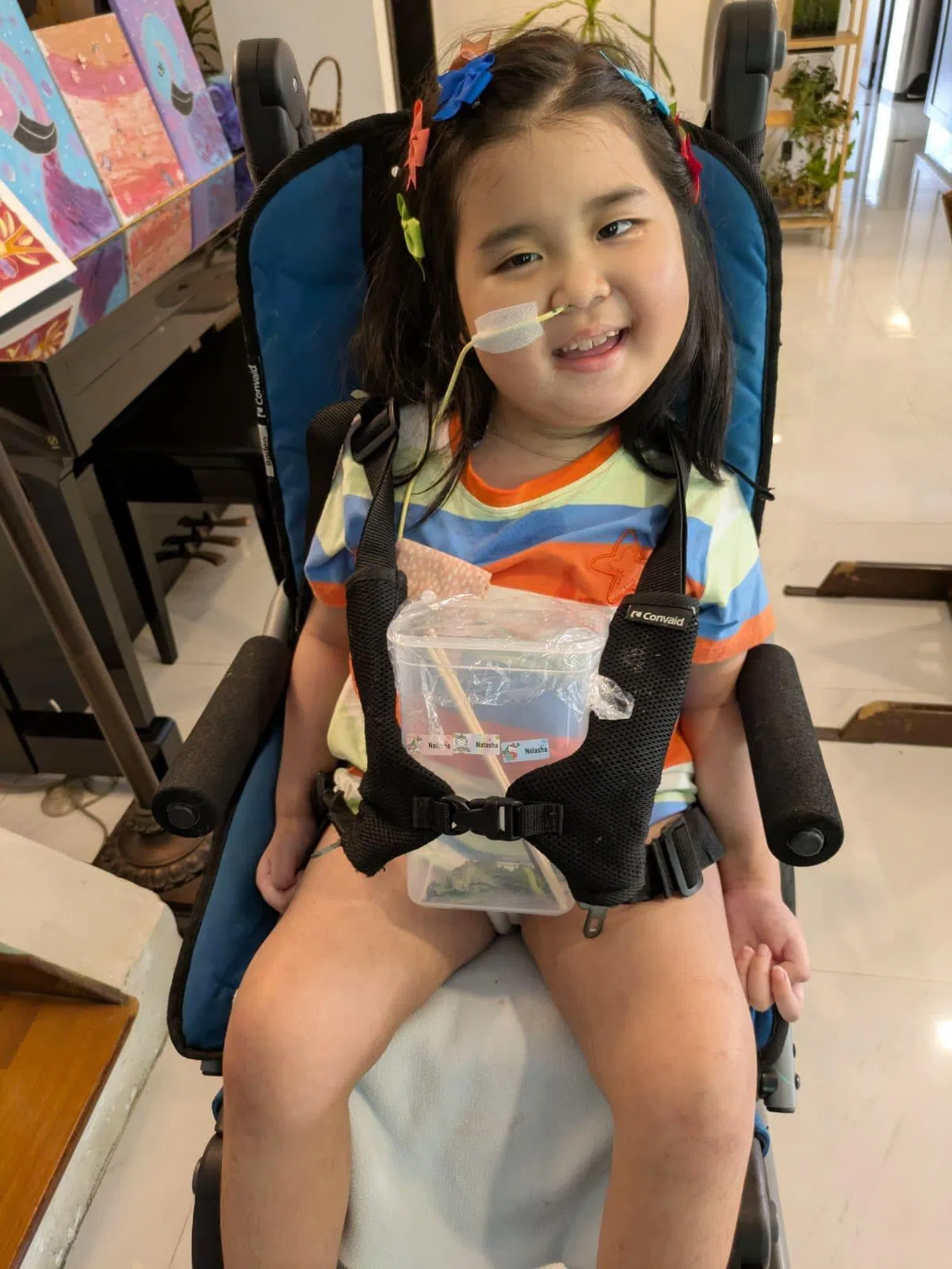 吕悦晨在治疗期间很坚强，但四肢开始逐渐失去行动能力，后期甚至无法用语言沟通。（受访者提供）