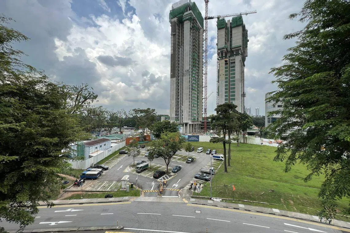 荷兰通道地段（路边地段）占地面积达1万2387平方米，最大总楼面面积近5万8218平方米，可兴建约680个住宅单位。地段毗邻综合发展项目One Holland Village（图中工地），步行就能到达荷兰村地铁站。（龙国雄摄）