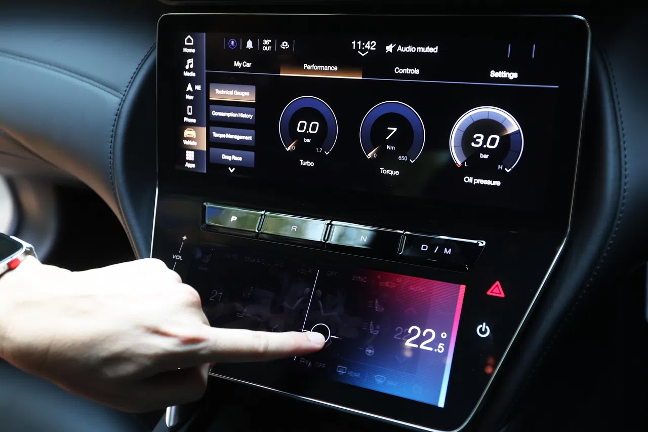 在副屏任何地方均可随意滑动调节风速和温度。（蔡家增摄）