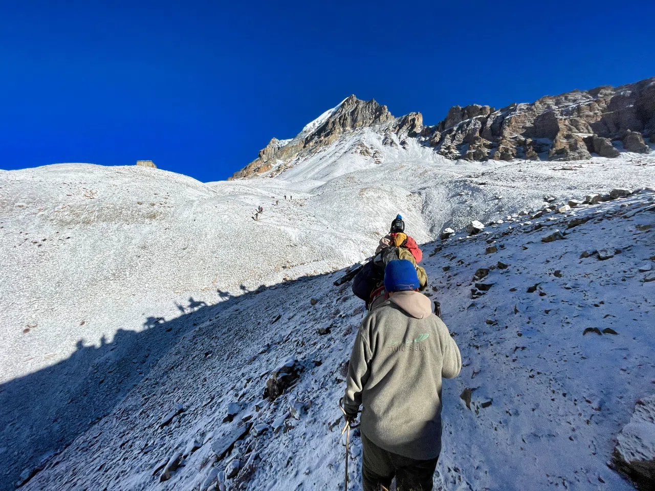 一步一脚印迈向安纳布尔纳大环线最大亮点——陀龙垭口。（洪伟喜摄）