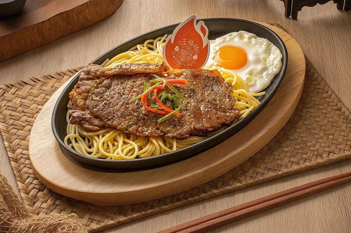 王福福主打台式铁板美食，图为铁板西冷牛排。（餐馆提供照片）