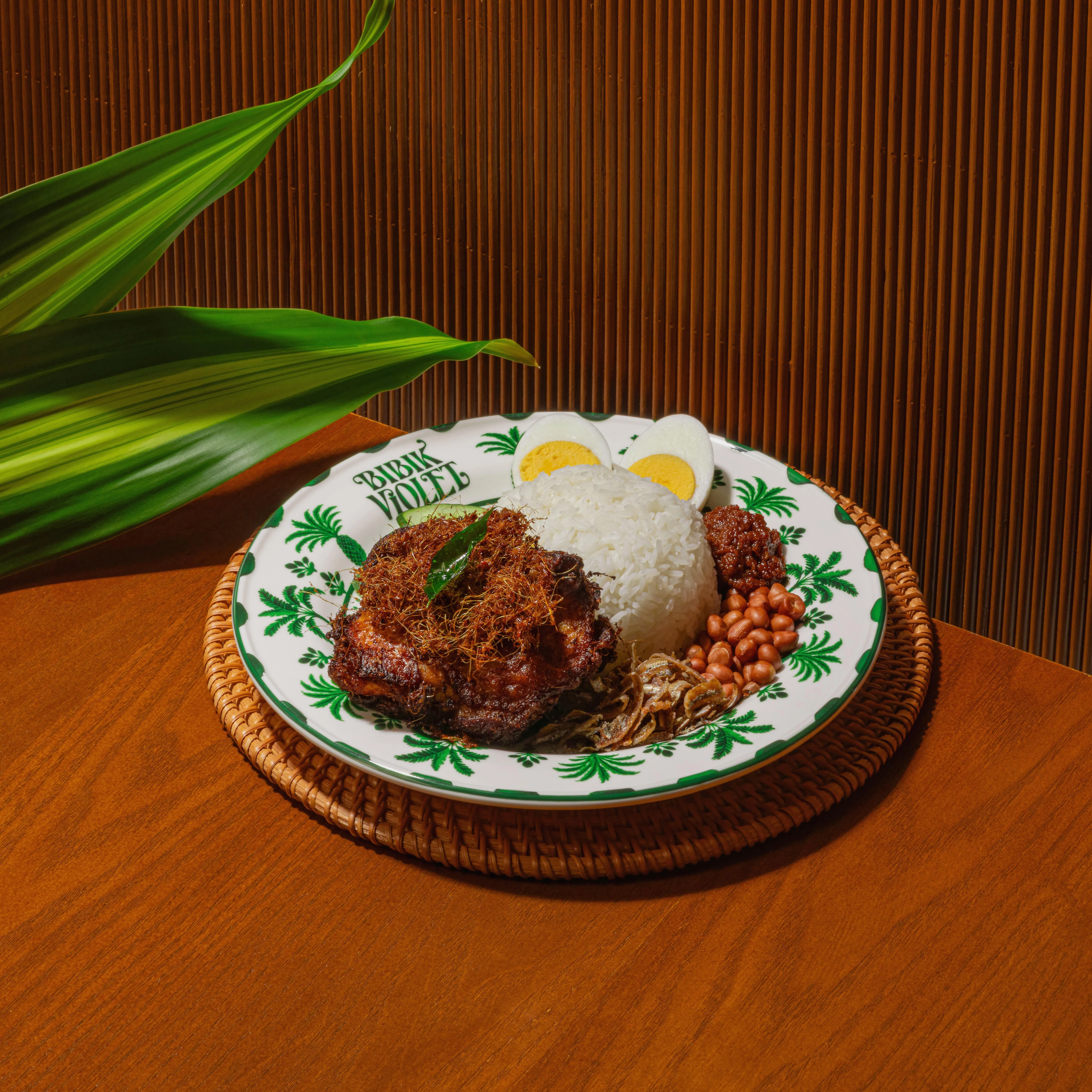 香料炸鸡椰浆饭的炸鸡酥脆多汁，搭配清香椰浆饭，是简单的美味。（餐馆提供）