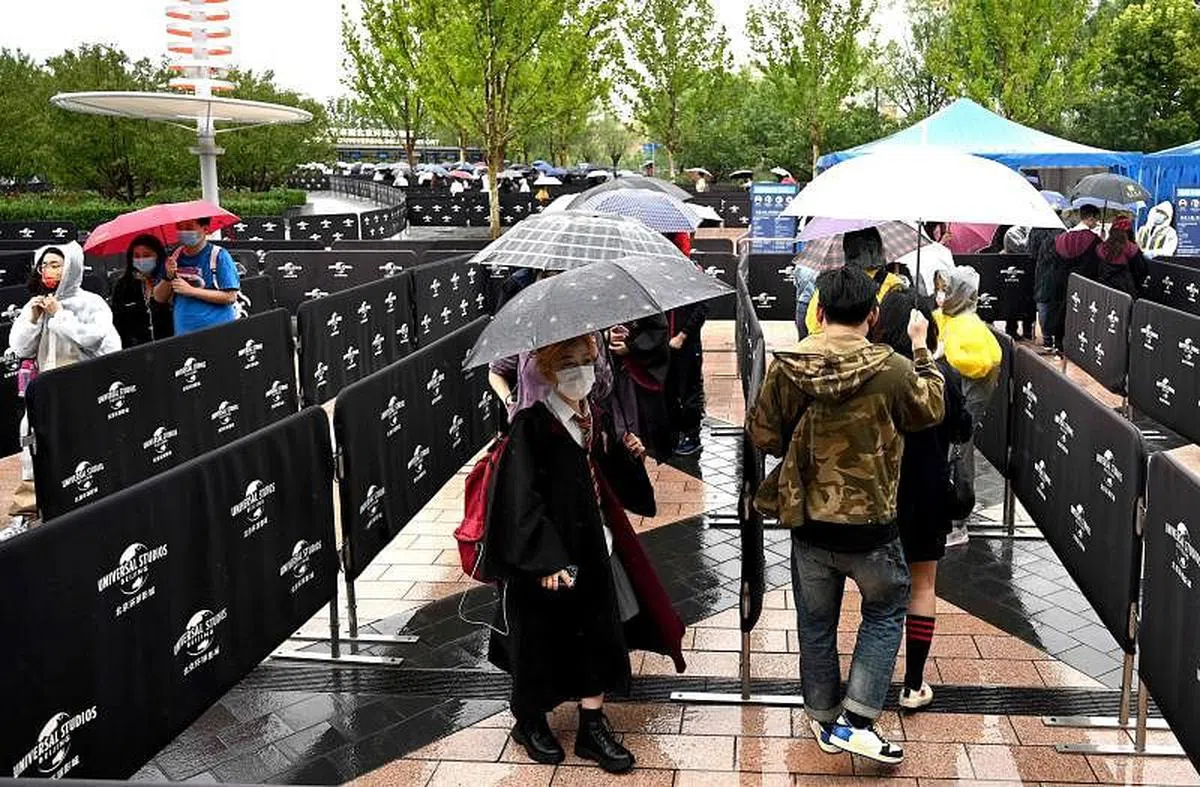 游客今天冒雨排队入园。（法新社）