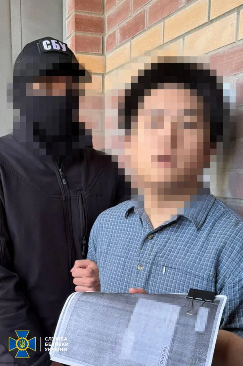 另一个中国公民（右）在基辅被乌克兰安全局人员拘捕。（法新社）