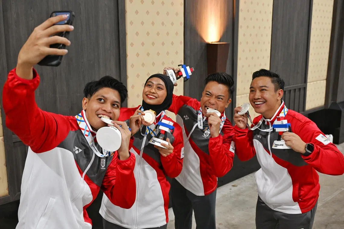 （左起）纳兹鲁、努琳、穆斯塔法和阿菲兹拿牌后兴奋不已，一同自拍纪念这一刻。（每日新闻）