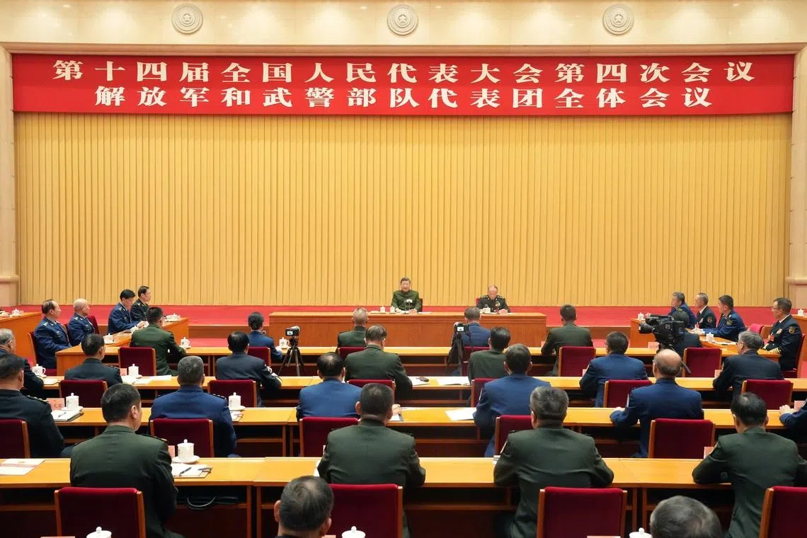 中央军委副主席张升民参加全国人大会议解放军和武警部队代表团全体会议，坐在习近平左侧。（央视新闻）