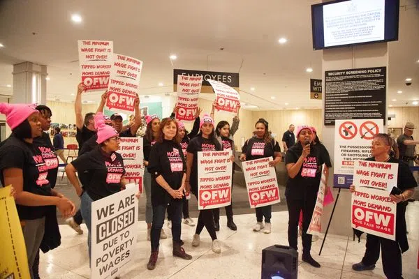 Susan Sarandon（前排左三）是“公平报酬”示威活动的领头人。（取自推特）