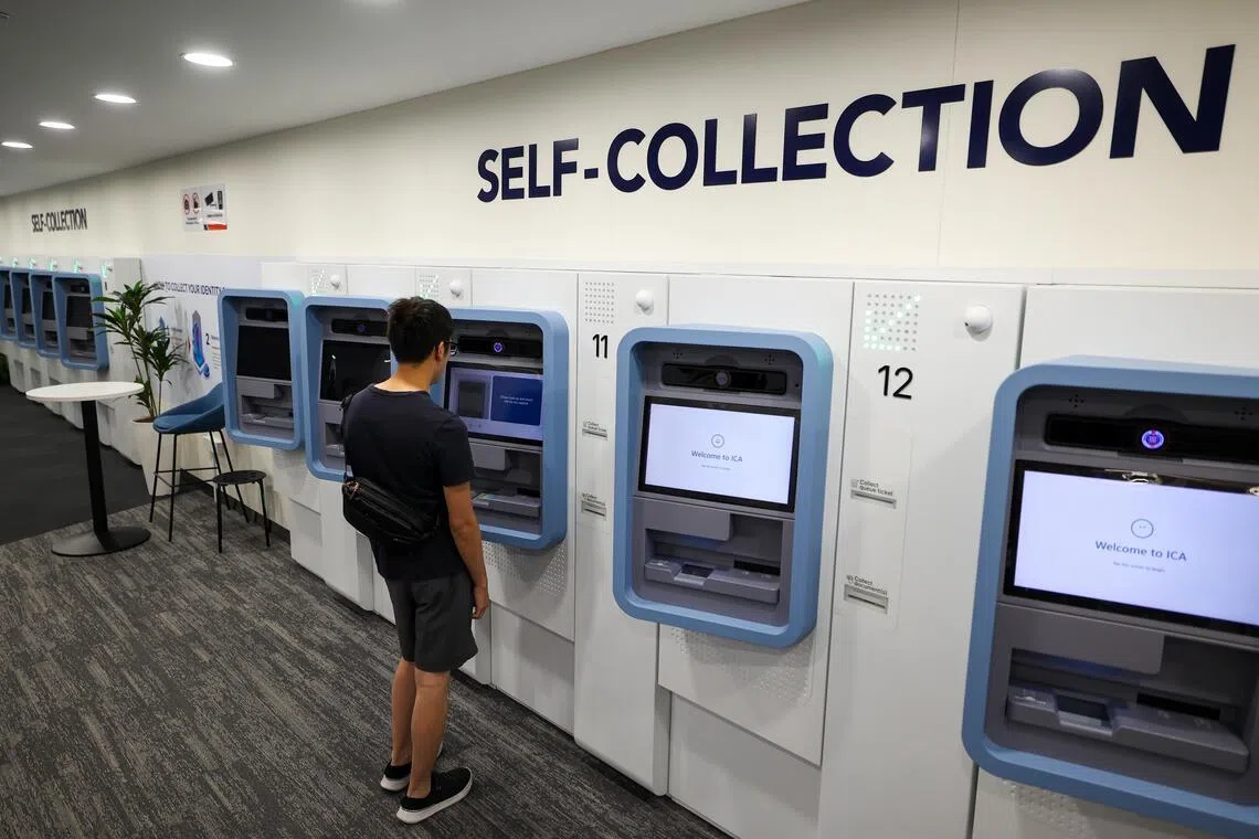 服务中心二楼设有20个自助领取机。客户扫描证件并认证身份后，只须等待五分钟左右，便能领取新证件。（林明顺摄）