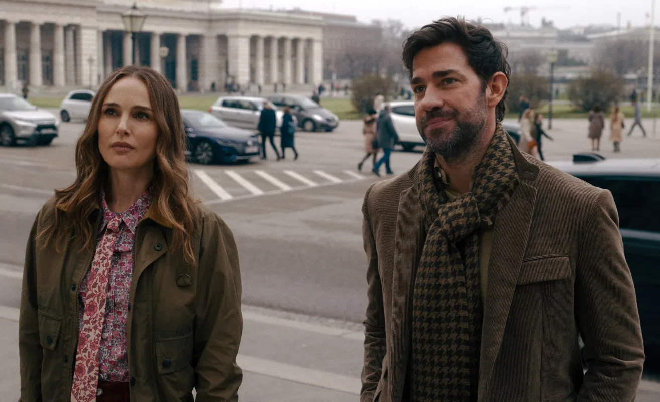John Krasinski（右）和Natalie Portman在片中是性格南辕北辙的兄妹。（Apple TV+ 提供）