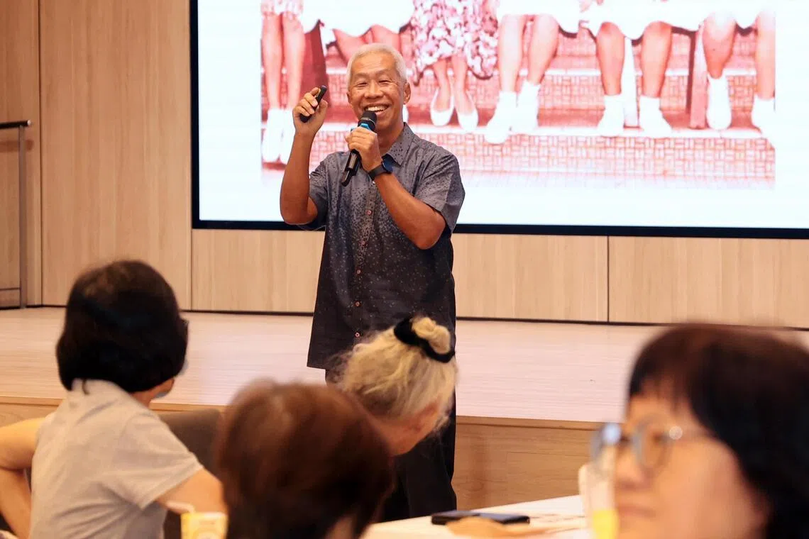 李国梁（站立者）从生活化视角出发，探讨建国年代与当代新移民，在公民身份与归属认同上的延续与变化。（邬福梁摄）