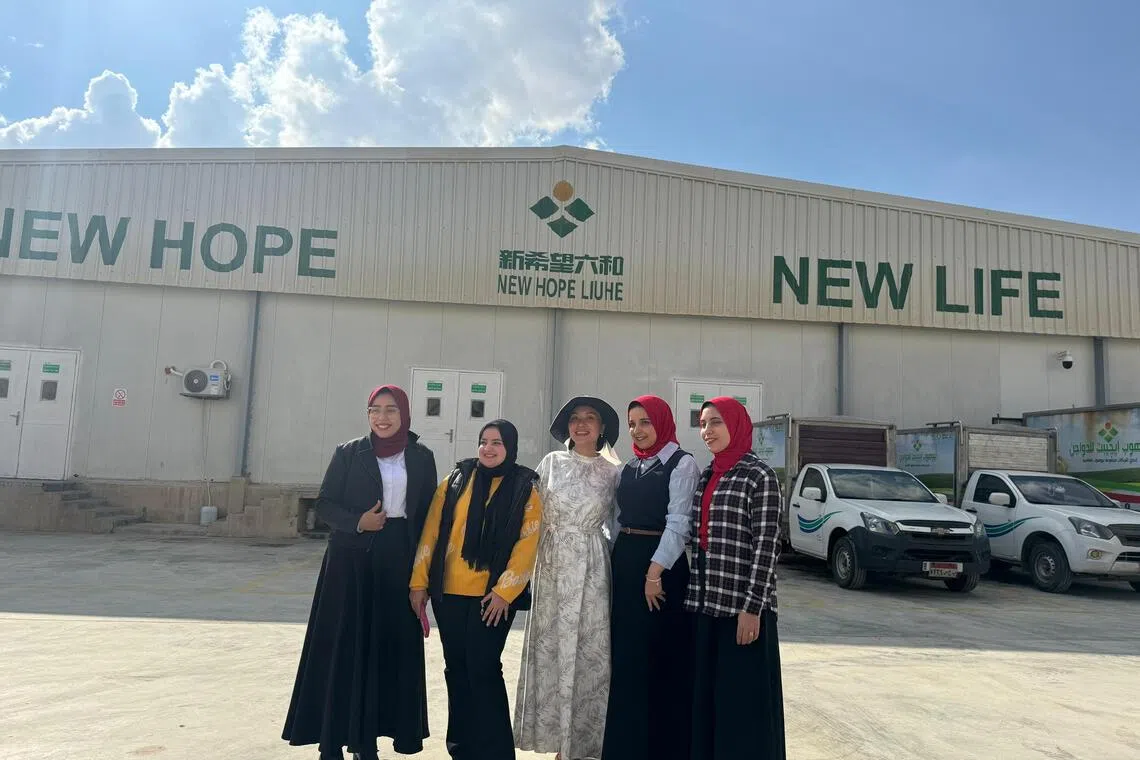 刘畅（白衣者）说，多跑一些海外增量市场，可使整个业绩相对平衡。去年，刘畅在埃及考察15天。（新希望六和提供）