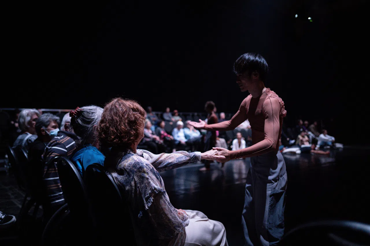 人·舞团在澳大利亚阿德莱德的“澳亚艺术节2023”演出《无限的接近》，舞者与现场观众近距离交流。（George Chan摄／人·舞团提供）