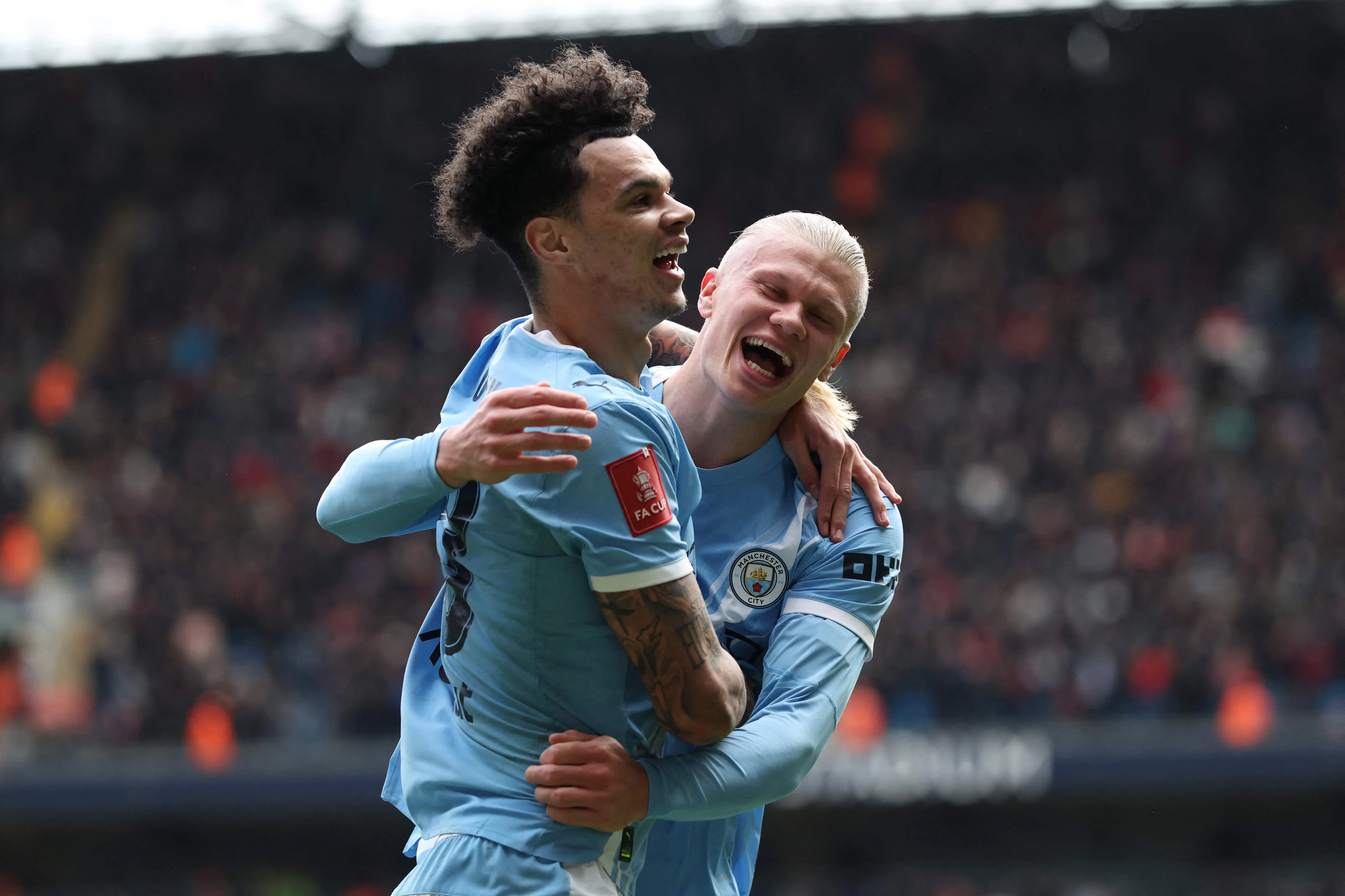 曼市小将奥赖利（左）在联赛杯决赛中以两球粉碎炮兵本季首个冠军梦。他在上场联赛因伤中途离场，但本仗已有望归队。（法新社）