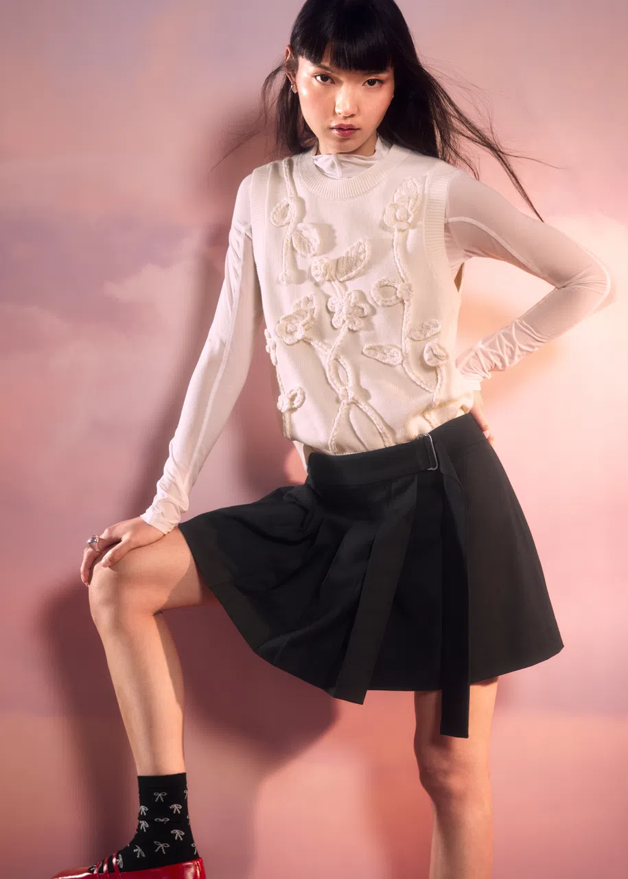 & Other Stories白背心白里开花，没有“白白”浪费春意。（品牌提供）