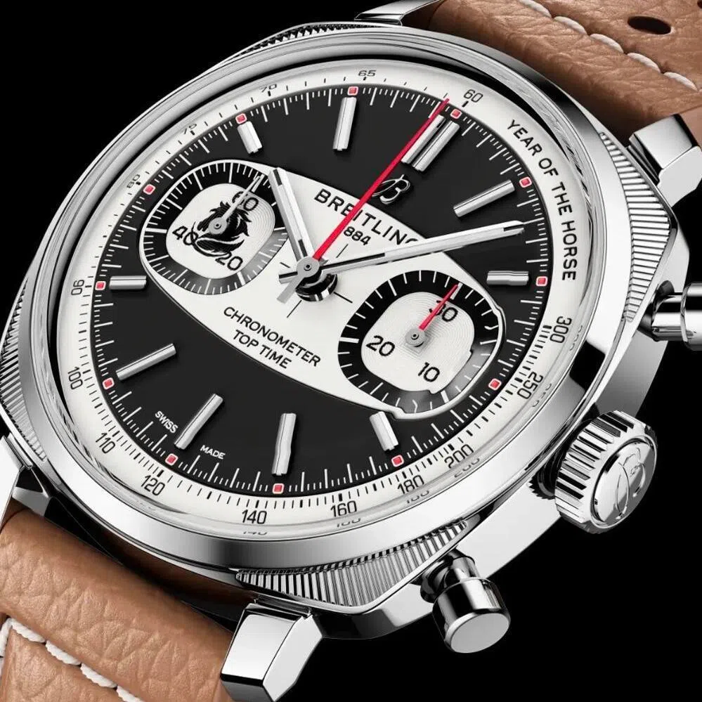 百年灵马年腕表，藏马头剪影于小秒盘，测速刻度在12点至2点之间低调标注“YEAR OF THE HORSE”。（百年灵提供）
