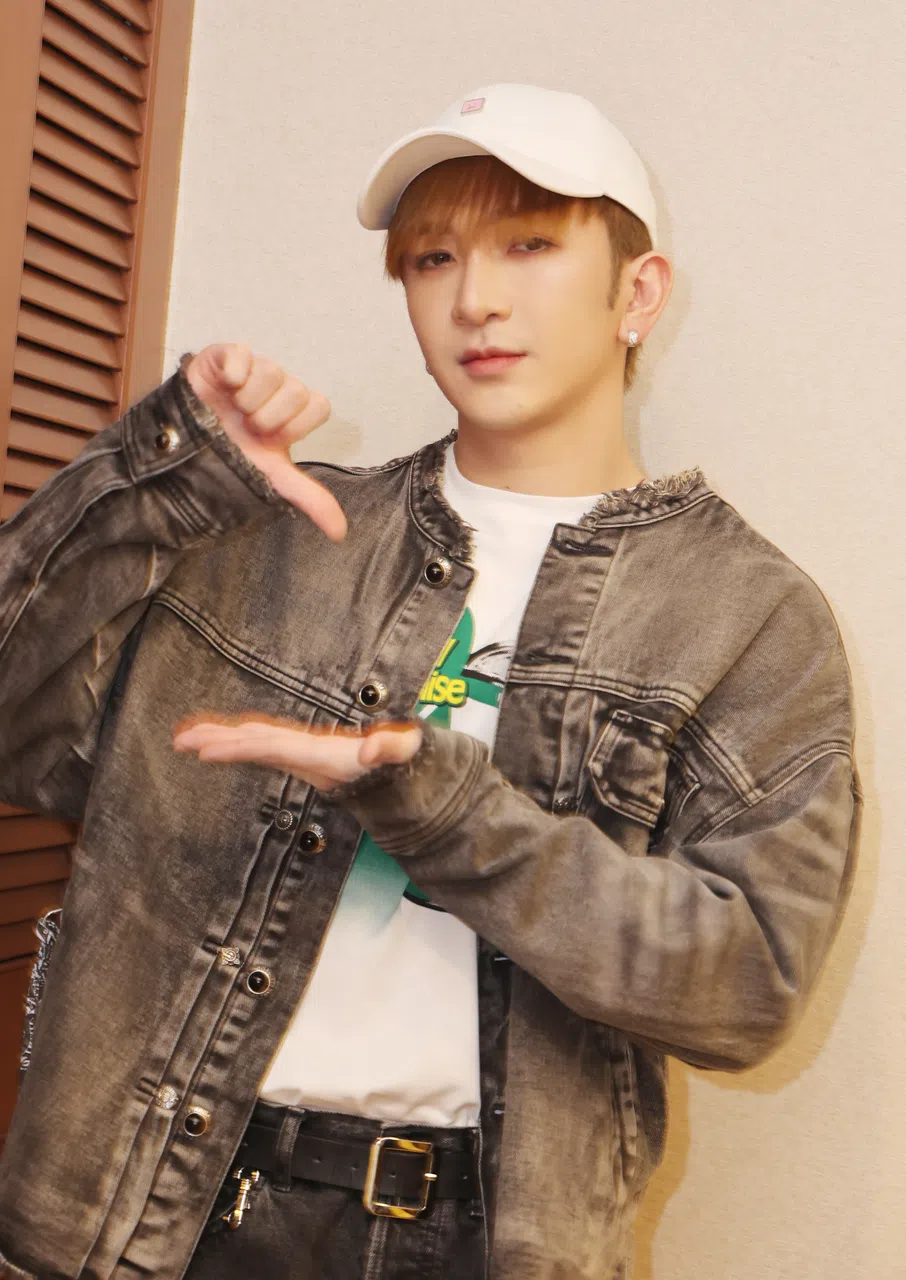 卢瀚霆示范新歌“Lemonade”的代表动作。（邬福梁摄）