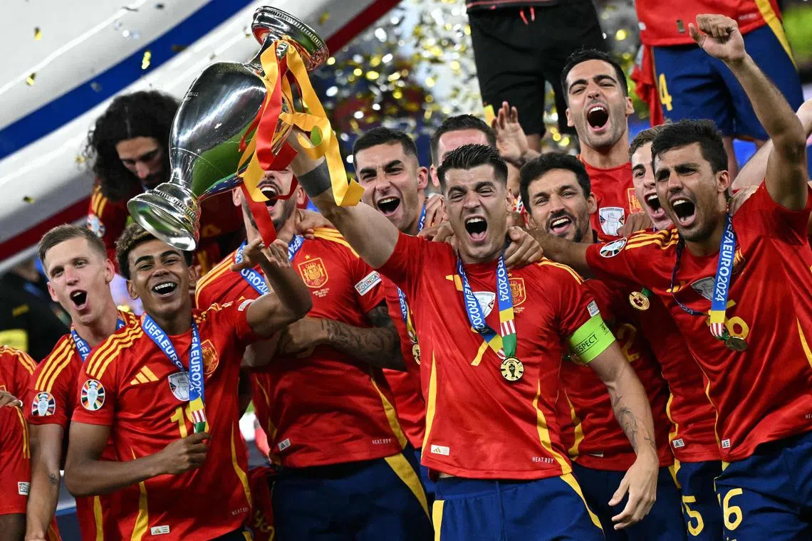 西班牙拿下今年的欧锦赛冠军，也为罗德里（右）拿到金球奖助力。（法新社）