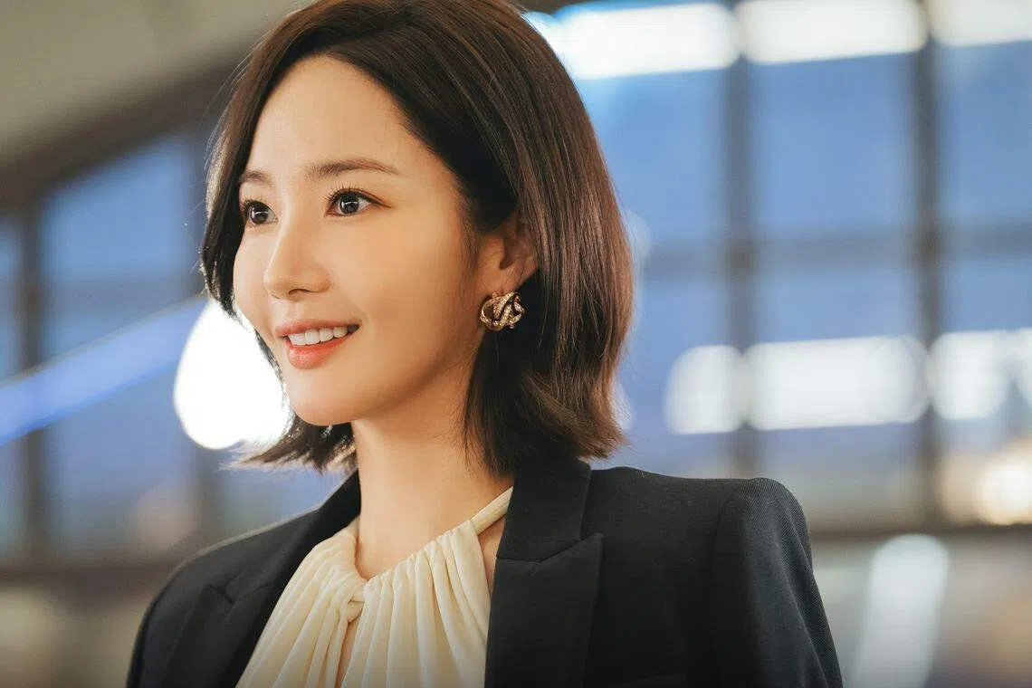 姜智媛化身气质美女参加同学聚会，打脸假闺蜜。（取自tvN脸书）