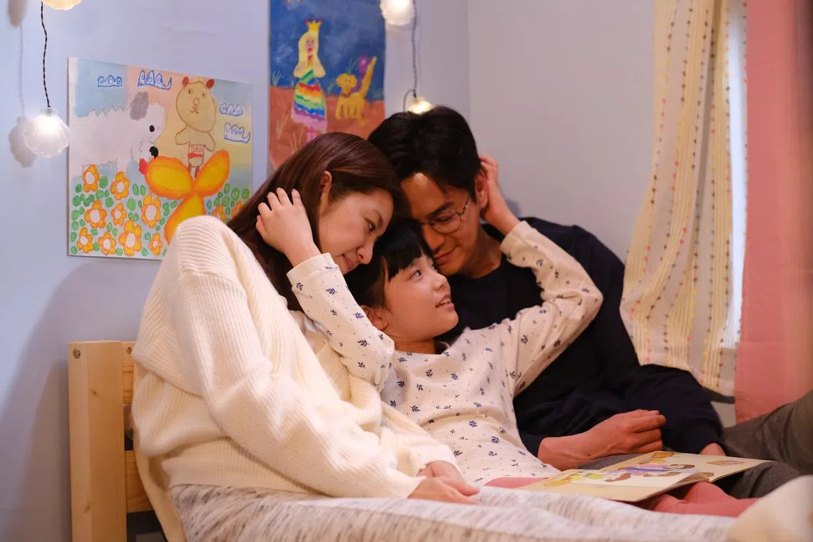 罗子溢（右）和陈自瑶在《婚后事》饰演夫妻，并育有一女。（TVB提供）