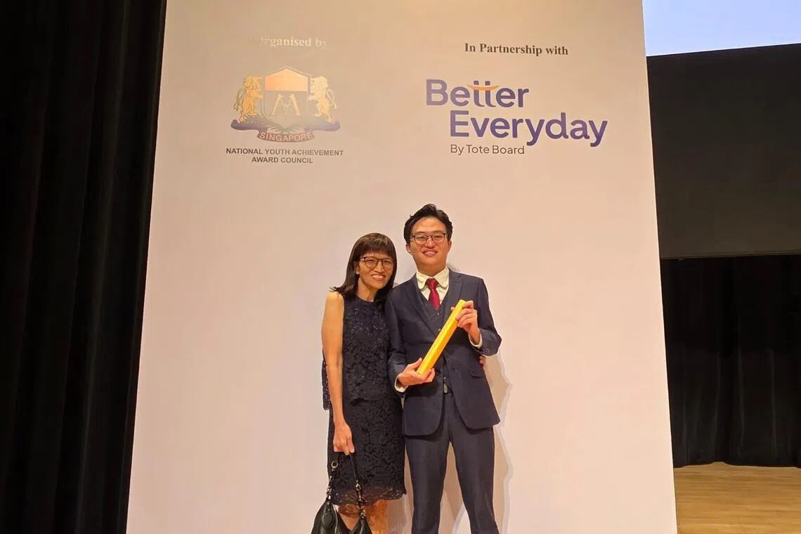 28岁的萧勤达（右）今年10月获全国青年成就奖理事会颁发的全国青年成就奖金奖后，与母亲林秀丽合影。（受访者提供）