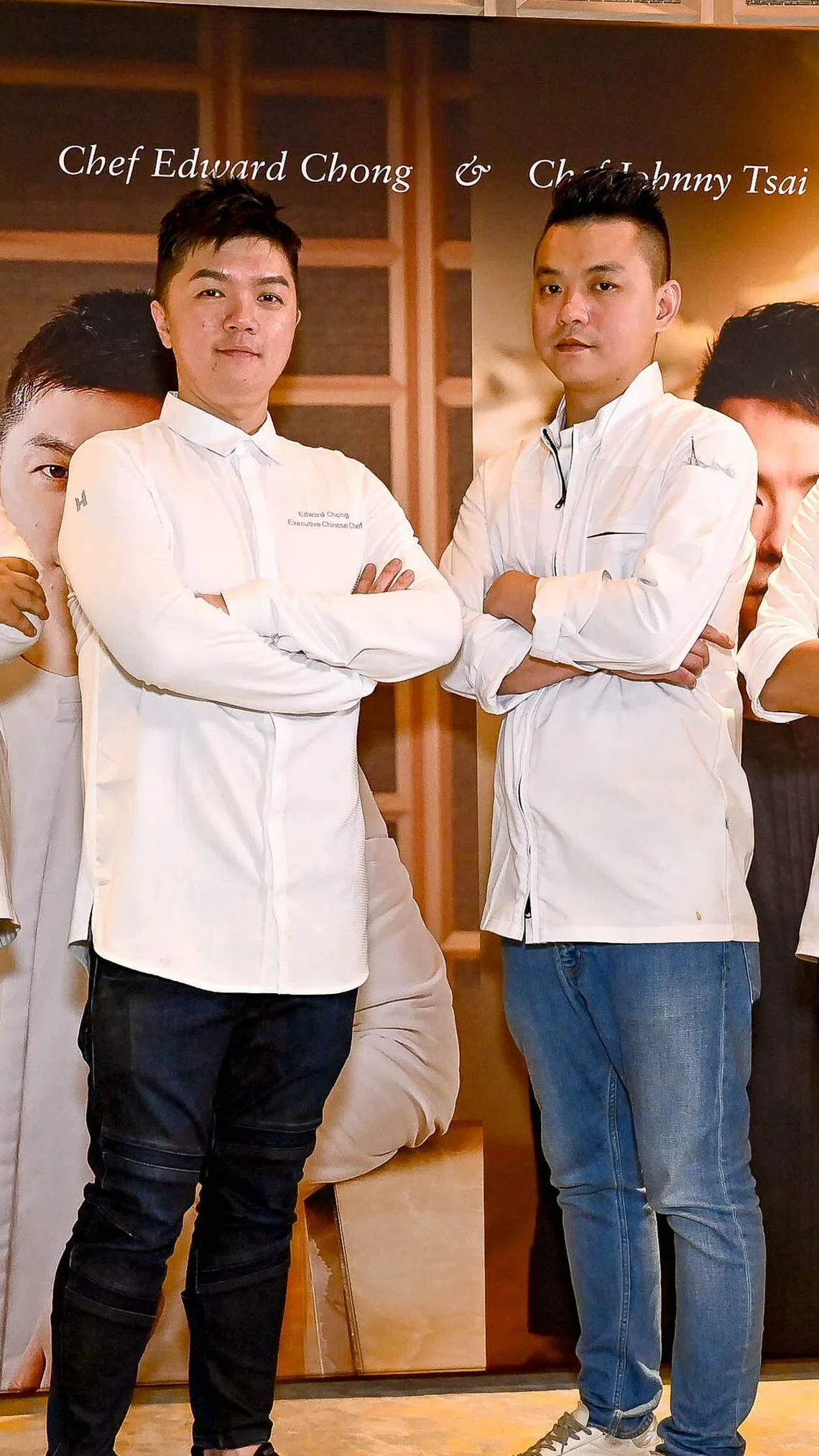 滨海湾宾乐雅臻选酒店中餐馆鸿桃轩主厨钟腱腾（左）最近和T+T创办人兼总主厨蔡元善合作限时餐饮活动，切磋厨艺。（餐馆提供）