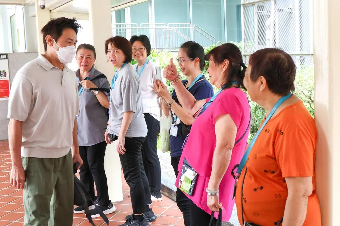 陈之财在离开国家法院后，有一群公众在外对陈之财表示问候，送上新年祝福。（陈斌勤摄）