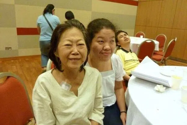 琇玲与母亲。（受访者提供）