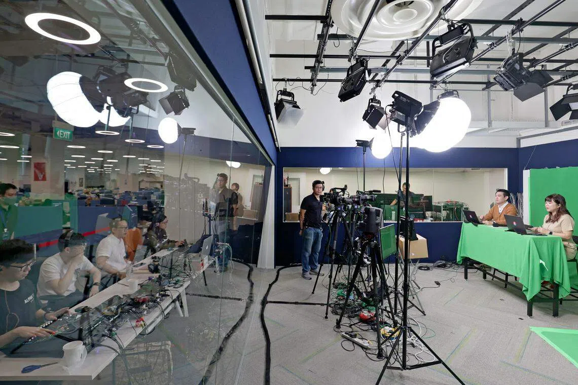 《联合早报》首次利用虚拟3D设计，打造“全新摄影棚”，突破了实体摄影棚的空间局限。（叶振忠摄）