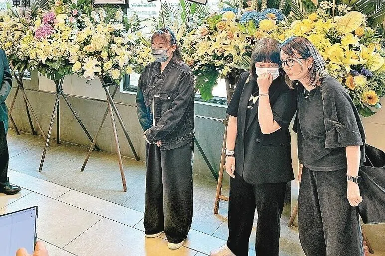 Agnes（左）在灵堂门外等候了约25分钟。（互联网）