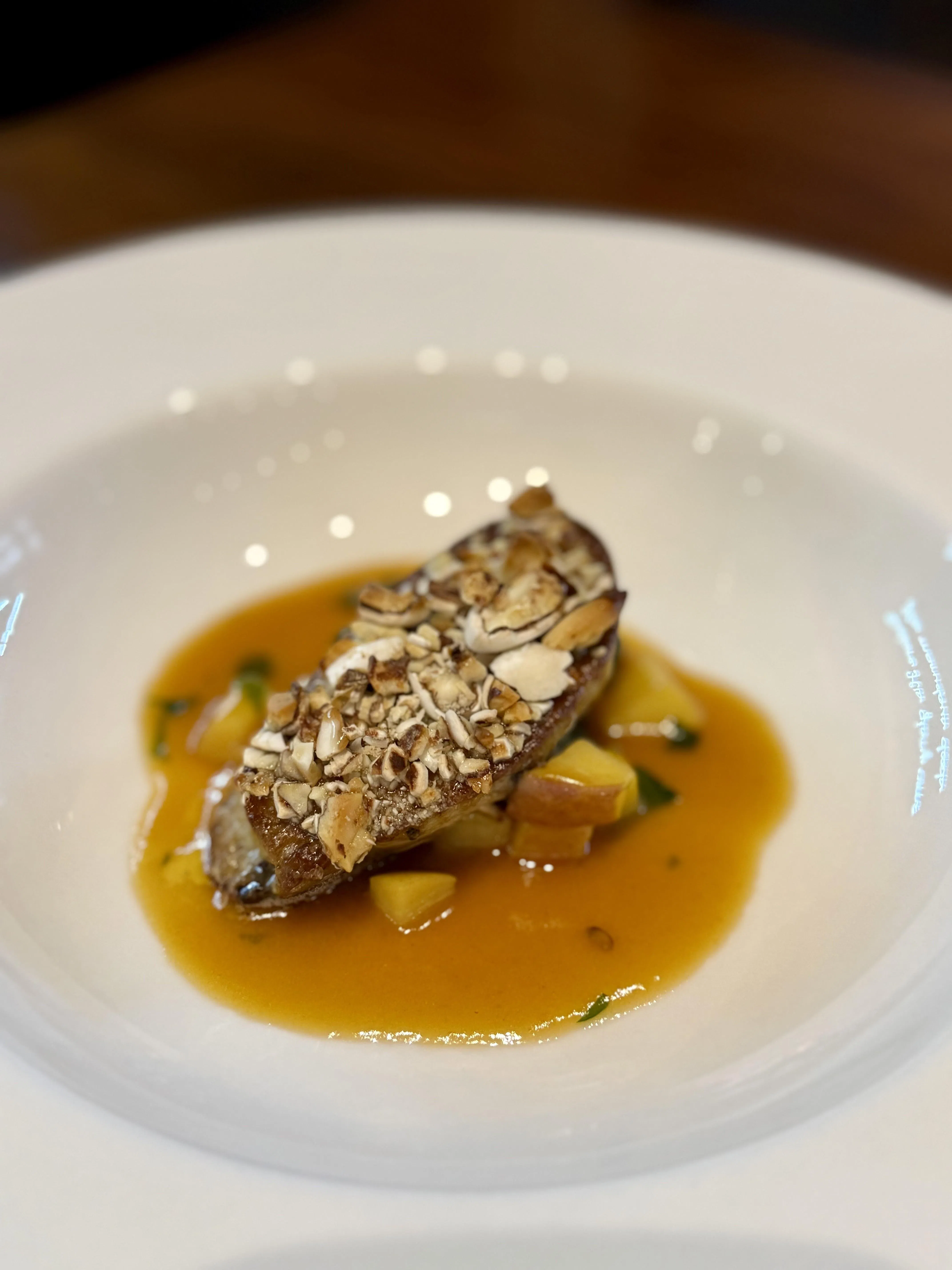 香煎鹅肝表面煎至微微焦香，内部柔滑细腻，整体调味清爽酸香。（叶晓虹摄）