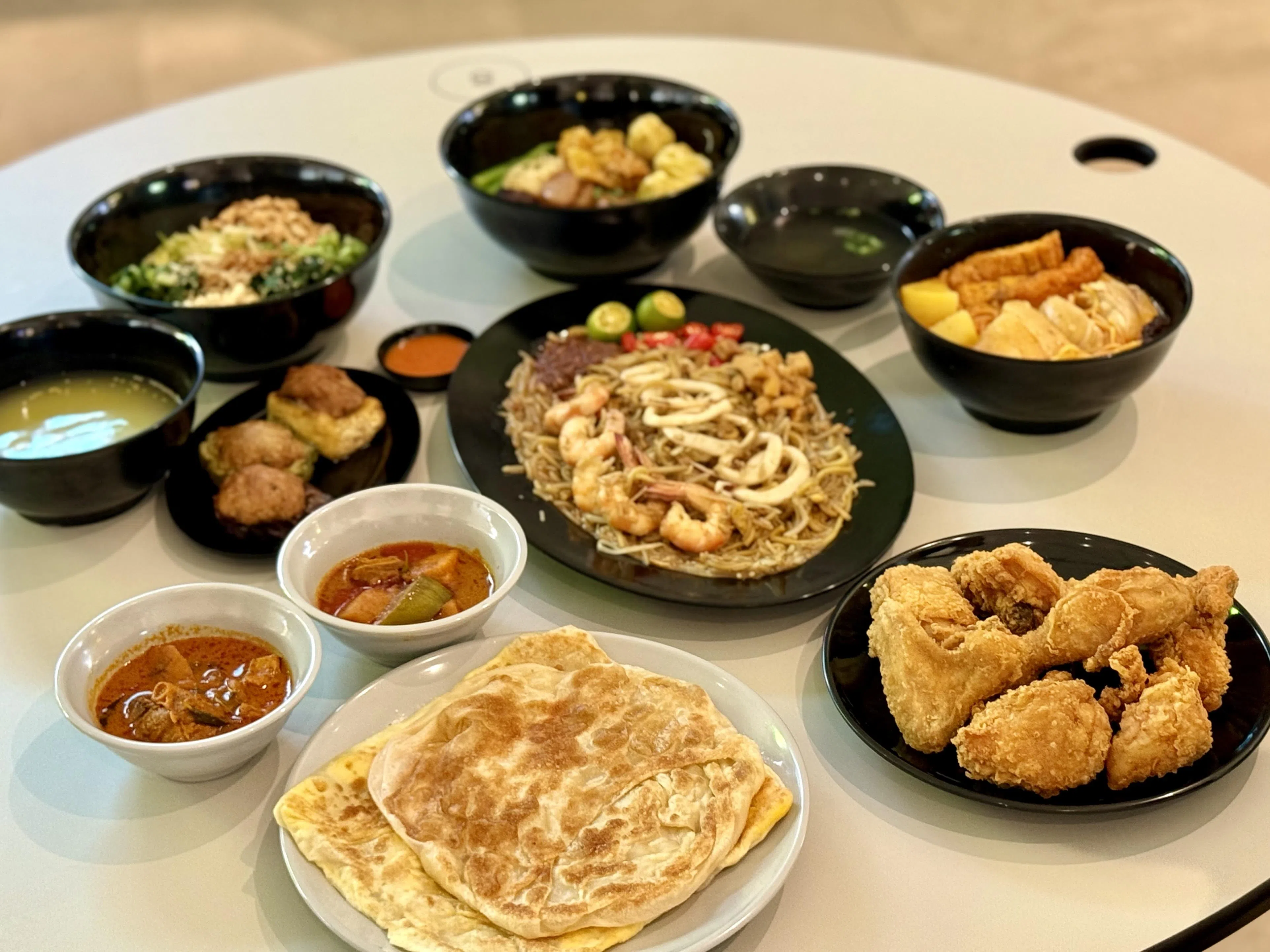 榜鹅海岸小贩中心设有40个熟食摊位，从老字号到新派料理都有。（叶晓虹摄）