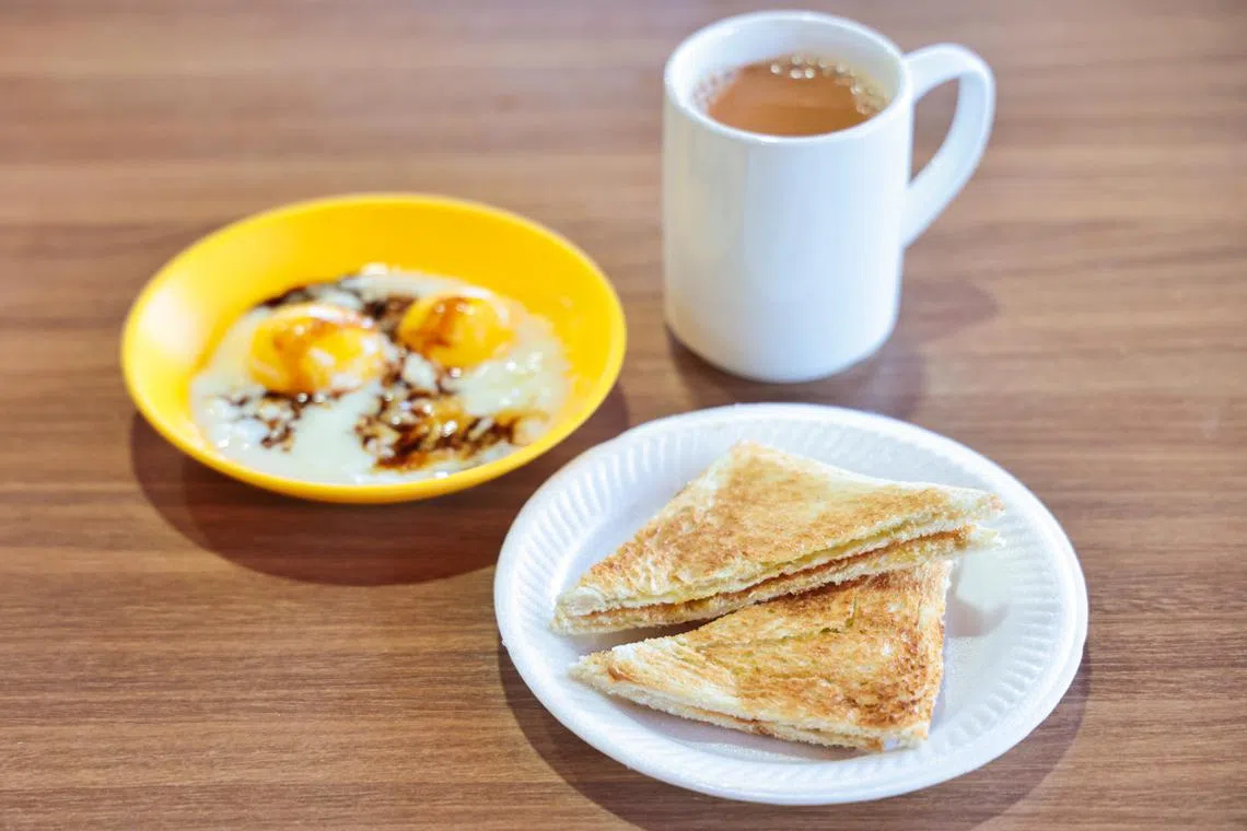 新兴茶室的鸡蛋面包套餐一份$3.50。（特约陈佩敏摄）