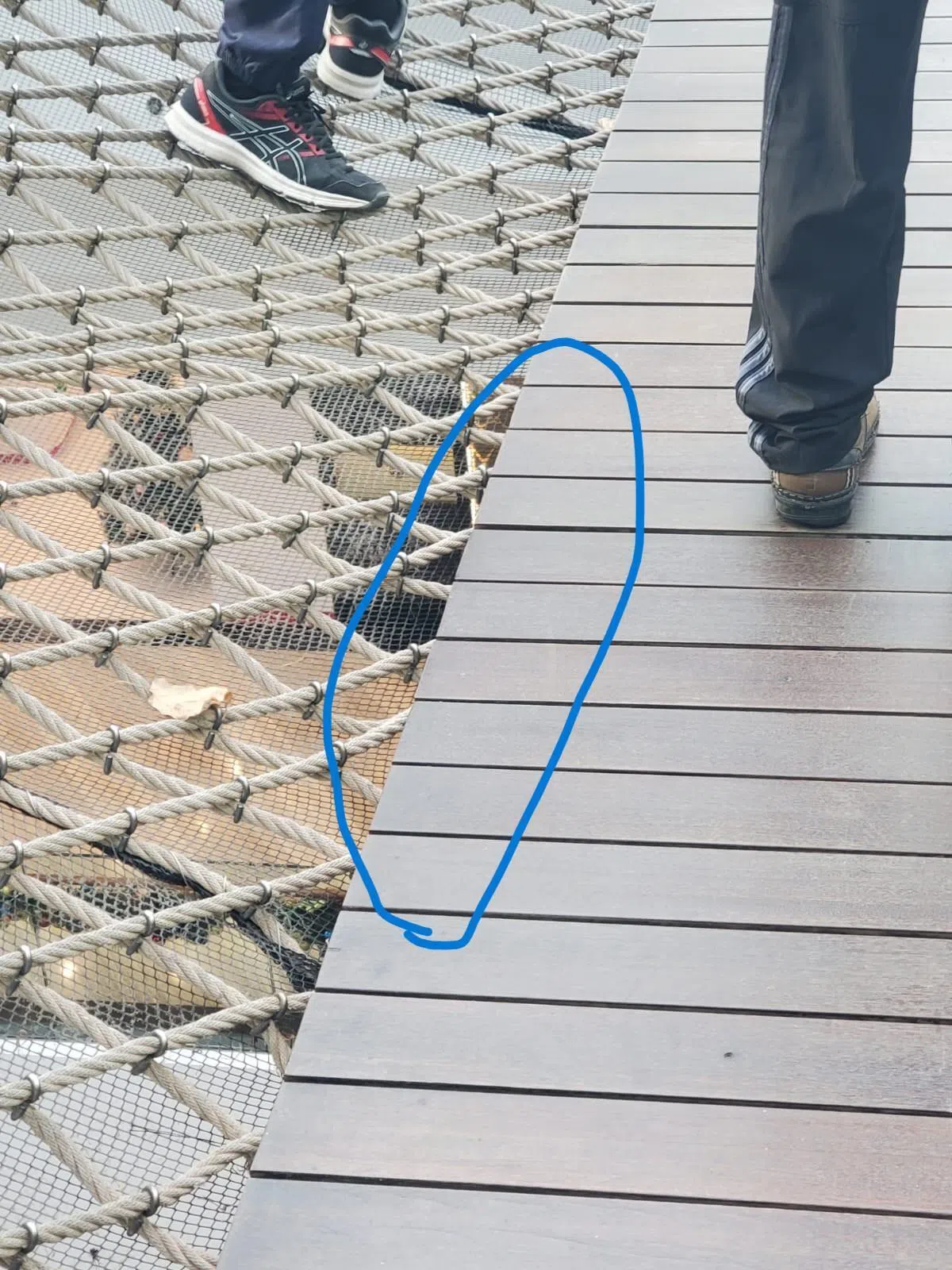 男童的父亲认为，虽然儿子在网面奔跑有错，但木栈道边缘是直角，出口前的步行网又是斜坡，当局应该考虑用较软的材料把边缘包起。（受访者提供）