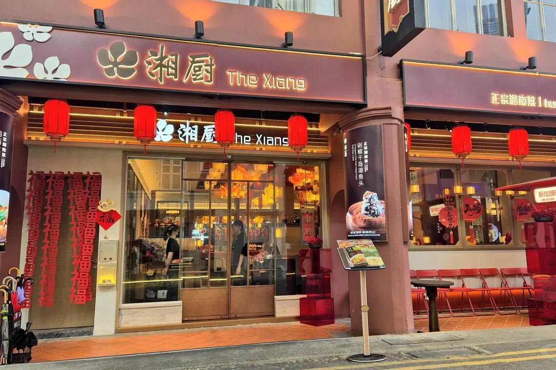 湘厨开在牛车水美食街，吸引不少旅客的目光。（陈爱薇摄）