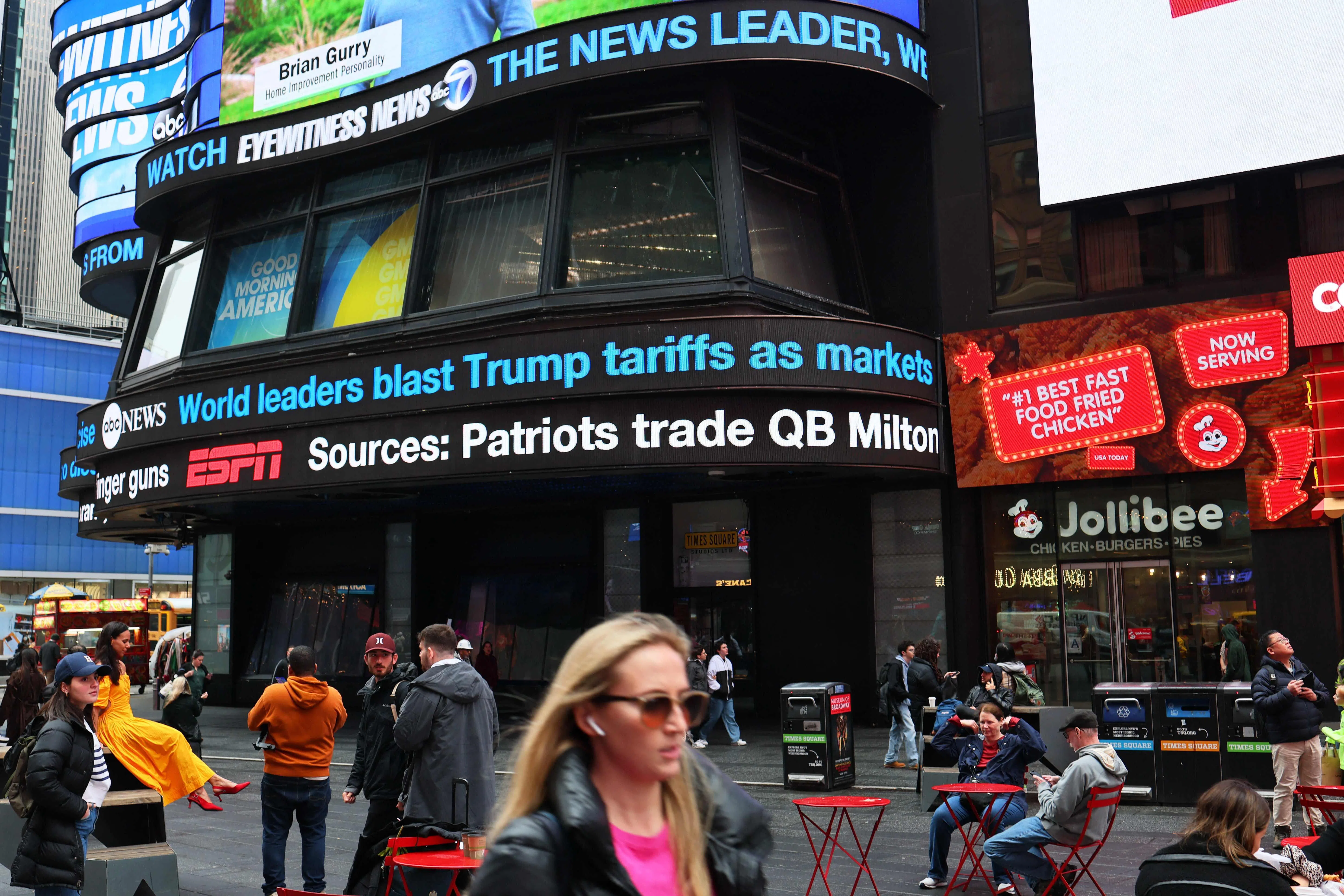 美国总统特朗普宣布对多国加征关税，引发全球金融市场不稳定。（法新社）