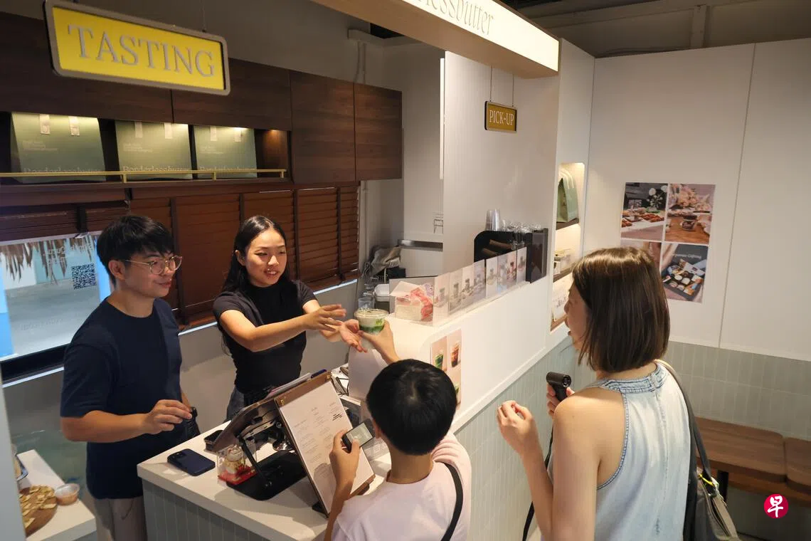 自制奶油品牌Borderless Butter创办人卓冬莹（左二）加入新加坡企业发展局的第二批“创新在邻里计划”，是“宏茂桥创新天地”新进驻商家之一。 （张俊杰摄）