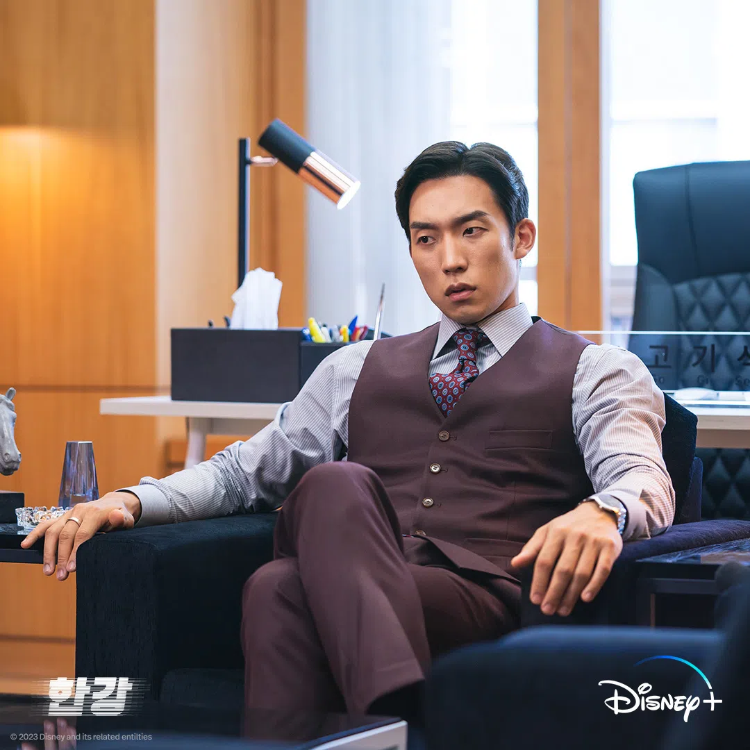 李相二饰演反派，为戏考取驾驶游艇的执照。（Disney+ IG）