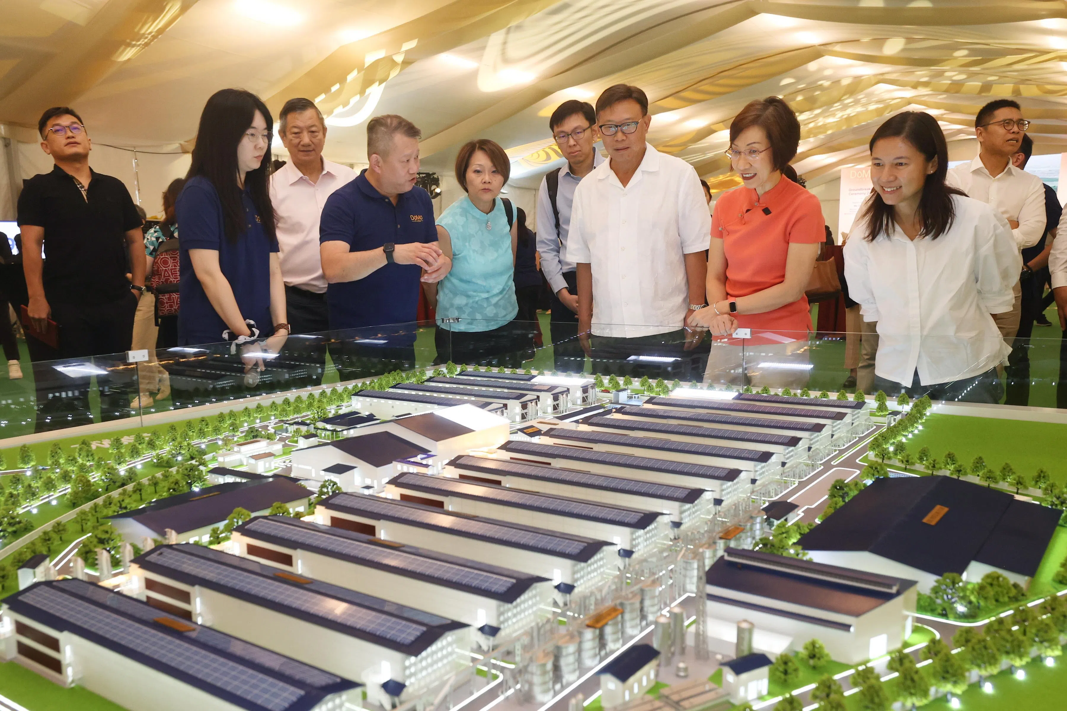 永续发展与环境部长傅海燕（右二）9月29日出席新加坡第四座鸡蛋农场“DoMo”动土仪式并参观建筑模型，运营方奕力集团主席王金发（右三）和首席执行官何少强（左二）陪同。（蔡家增摄）