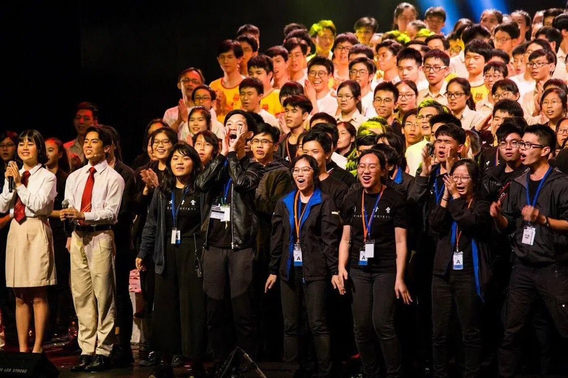 严义正（图中呐喊者）中学时期就与社会对话，用戏剧创作与心理健康组织承担社会责任。（受访者提供）