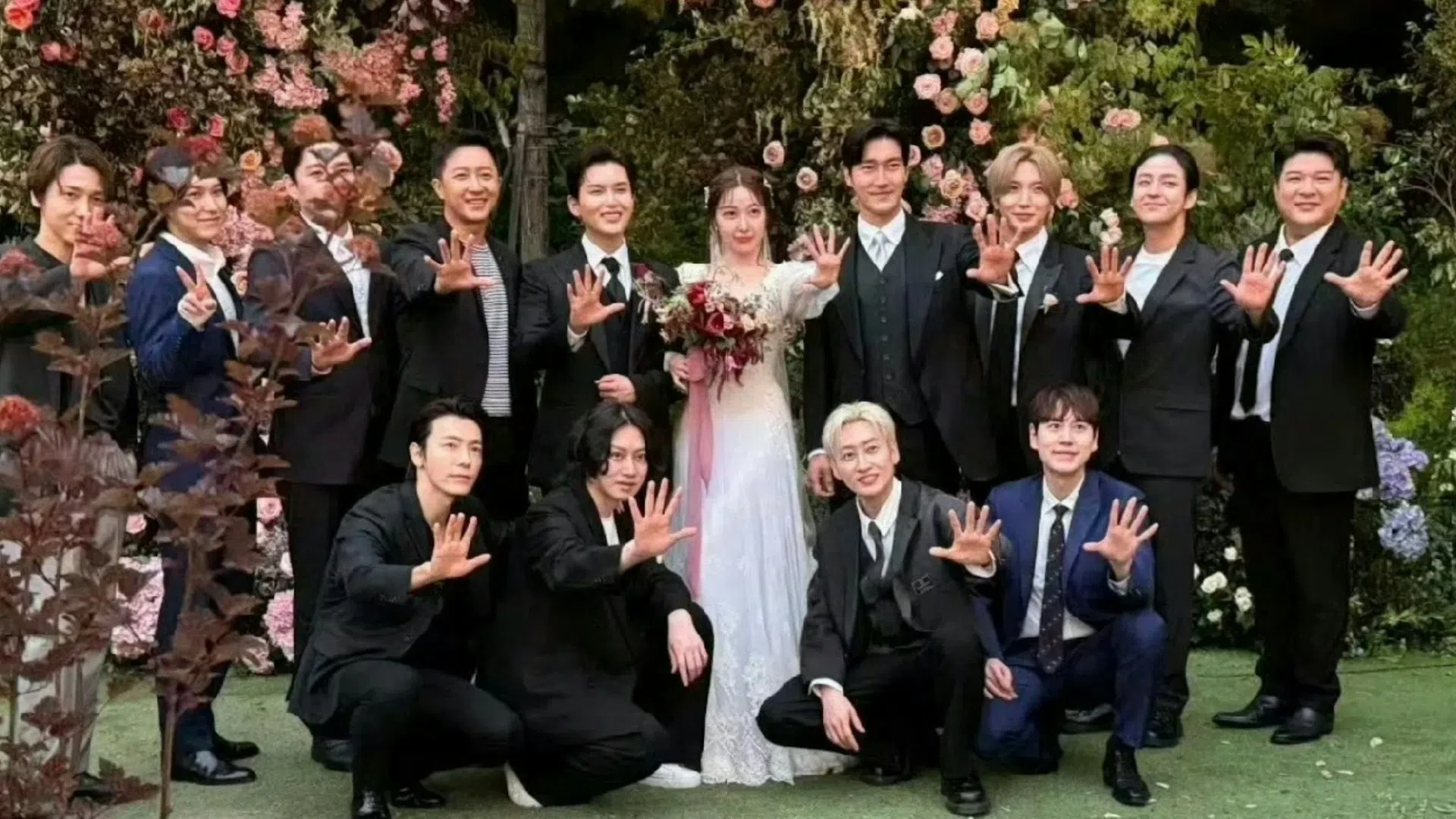 厉旭（第二排左五）结婚，Super Junior的13人阔别多年再度同场！（互联网）