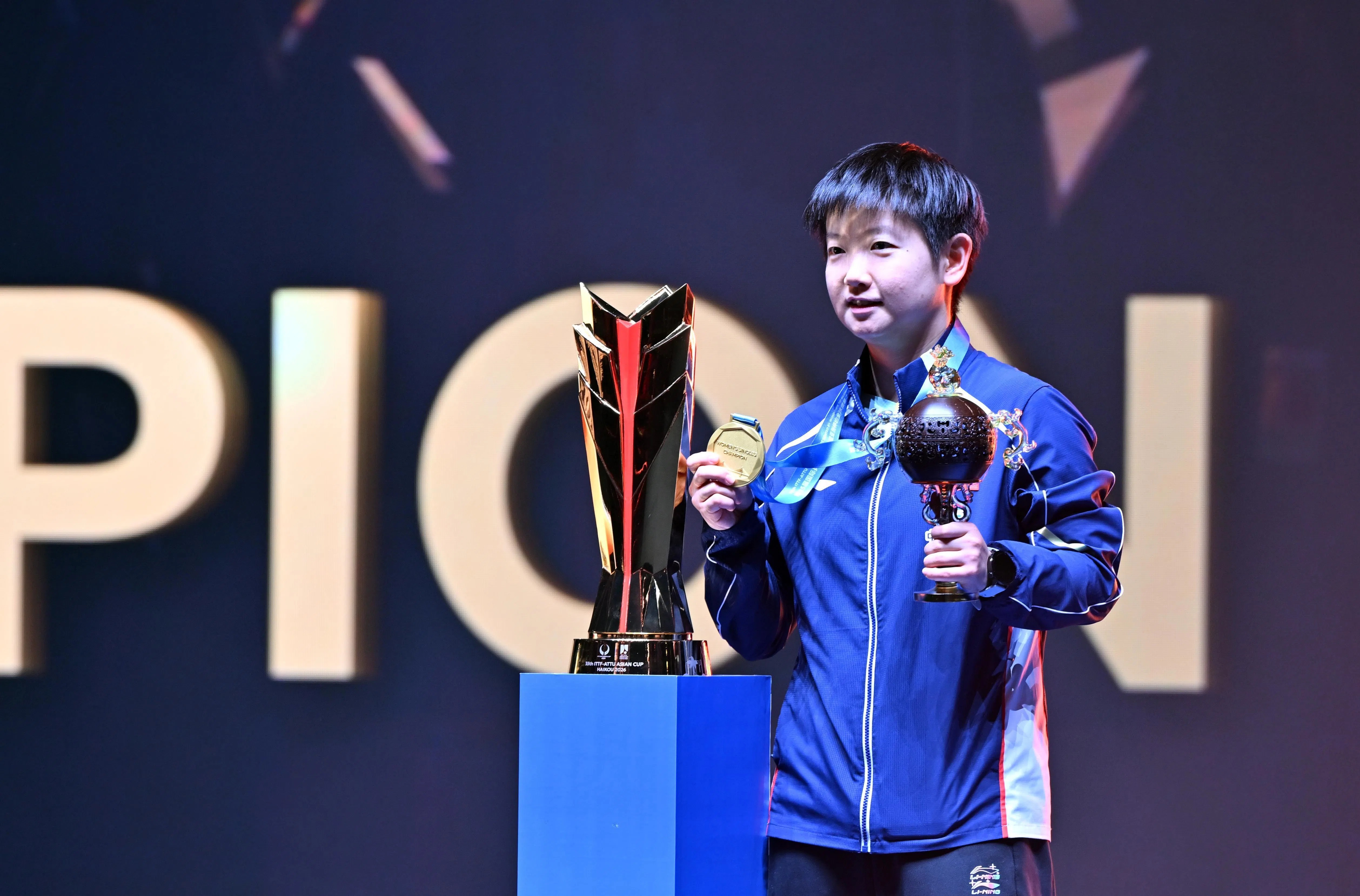 孙颖莎首次拿下亚洲杯冠军，下来将把目光放在新加坡大满贯上。（新华社）