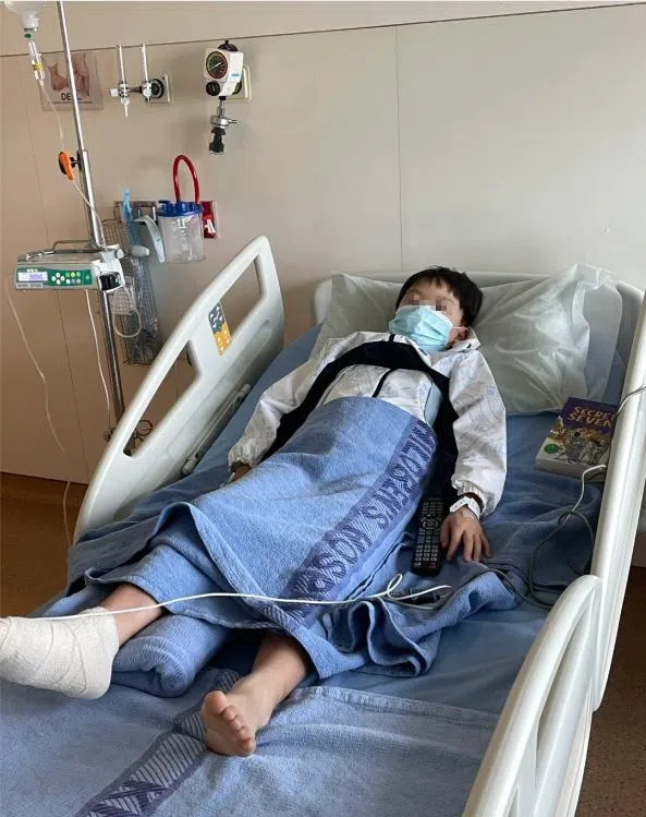 陈峤的儿子术后右脚仍有明显创口（受访者供图）