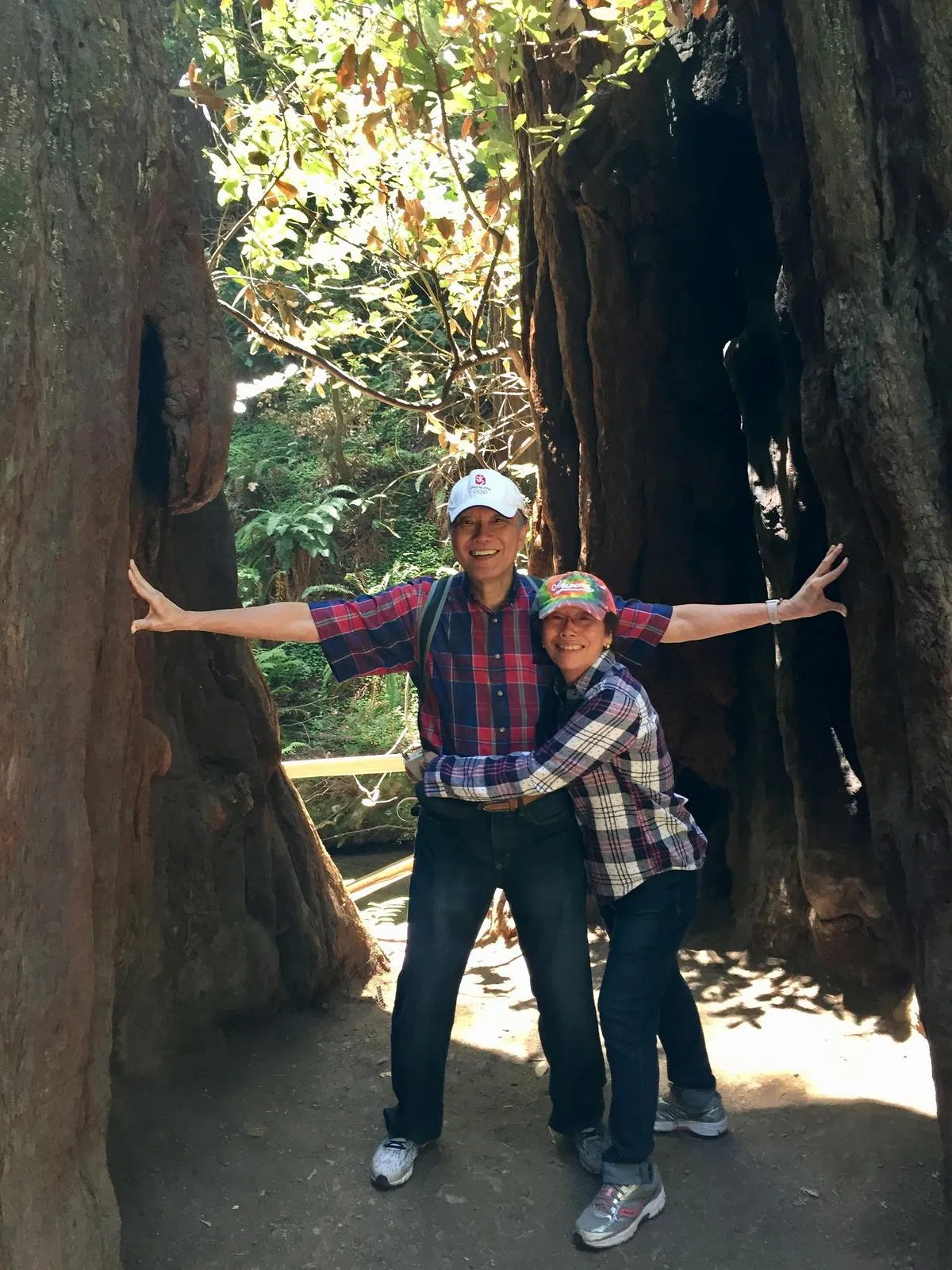 谢国林退休后经常和妻子外出健走，图为他和妻子在疫情前出国游玩。（图／受访者提供）