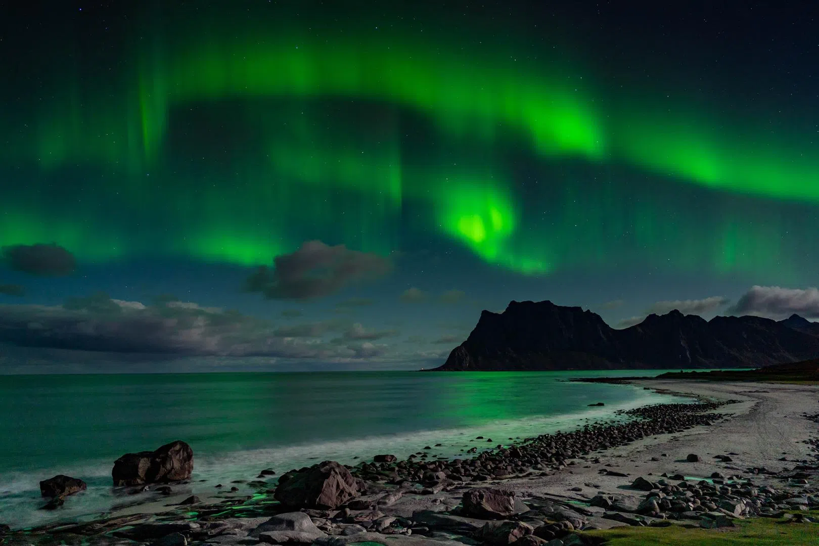 自然组FIAP表扬奖：极光高远／Michal Nega（捷克）（新加坡摄影学会提供）