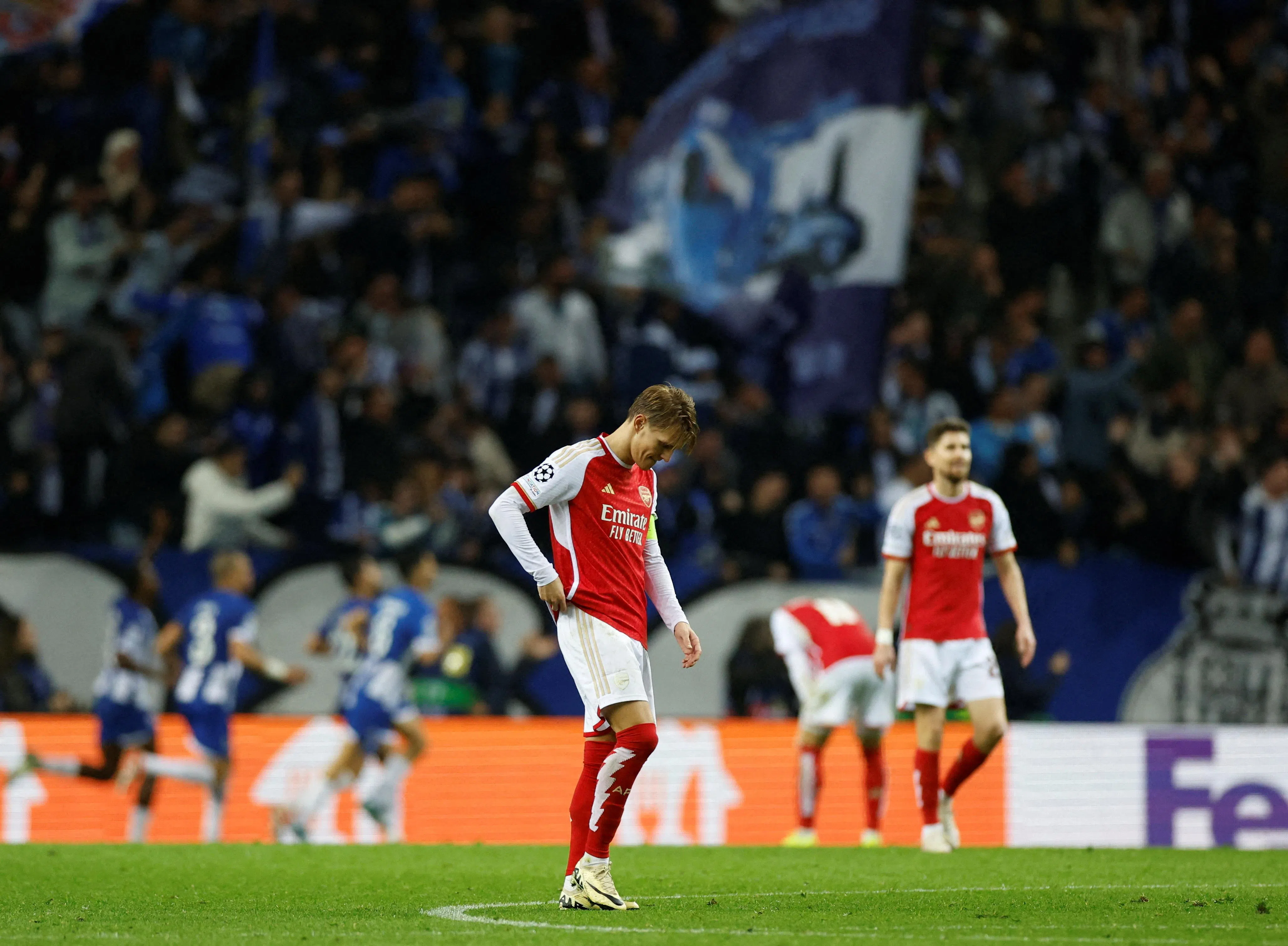 阿申纳全场零射正，结果被波尔图惩罚。队长厄德高（中）在球队丢球后相当沮丧。（路透社）