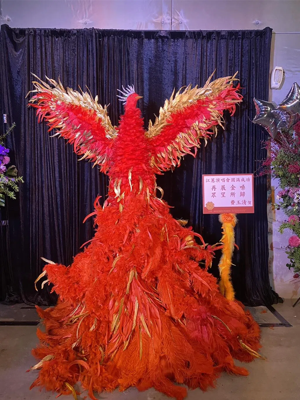 费玉清送的巨型凤凰，造型突出非常抢眼。（互联网）