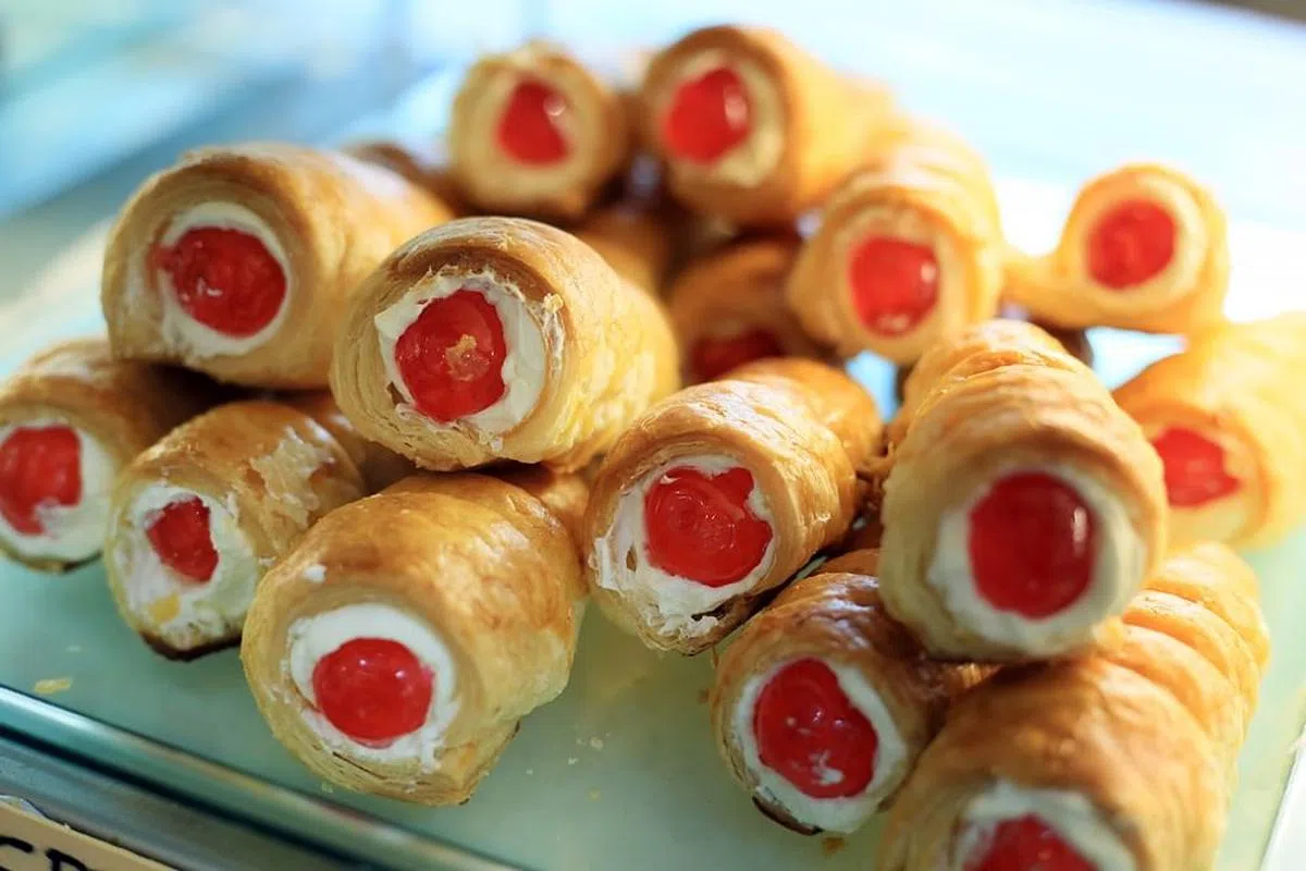 Balmoral Bakery是新加坡现今少有还在卖奶油角的面包店之一。（档案照片）