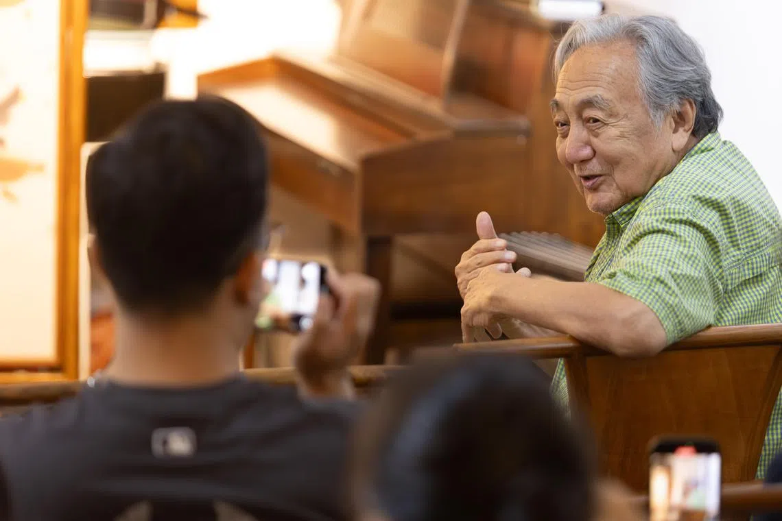 86岁高龄的关迺忠依旧体格健朗，谈吐爽朗。（特约沈康雄摄）